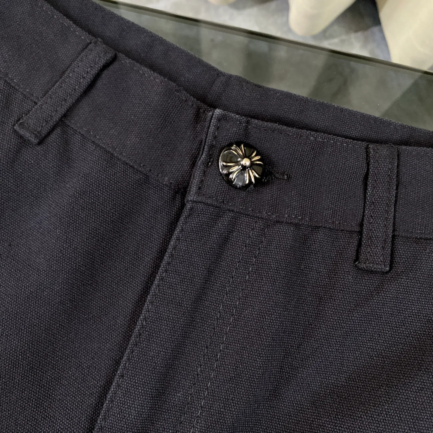P270 CH Chromehearts limited edition leopard print blue and white cross stitched leather black work jeans logging pants. The counter price is 34W level. The patchwork cross pattern is embellished and the jeans are washed! ! An absolutely high-end luxury product, a 1.9W-level god-level single product, a super popular product, made by top heavy industry, a magic weapon that cannot be missed! [About Zangyin] This is an extremely luxurious fashion brand that can also be called the aristocracy of the high street. It has always been an exclusive brand for some hipsters or rich second generations. Compared with ordinary high streets, it is more luxurious and noble. Compared with luxury brands, it is more fashionable and individual. It has always been a brand that I have a special liking for. [Top heavy industry fashion design] Consistently high-street luxury style. Speaking of this style, the Zangyin family and GU family are definitely the leading representative brands. Especially the Zangyin family has really achieved a state-of-the-art effect in creating high-street style. The unique washed material is used to create this style. The color system is already quite eye-catching. After it is decorated with patchwork cross flowers, it cleverly highlights the charm of the brand. Secondly, this style uses classic The high-waist cutting design highlights the long legs and fashionable temperament of the upper body. The brand is highly recognizable and the slim fit configuration is more suitable for daily wear. It is a product that interprets personality, fashion, and specifications at a glance. This single product is enough to make any fan excited. It can be a white T-shirt for a youthful college style, or a tight suspender for a royal style. It has strong matching ability and can be easily controlled by men.  [Materials and craftsmanship] Needless to say, this point goes without saying. As an excellent craftsman brand, Zangyin’s requirements for details and craftsmanship are really perfect. The washed color of this model has gone through so many processes, not to mention the embellishment of denim appliques. It is also purely hand-made and sewn. Just like what they believe in, only hand-made things have soul and have the meaning of wear. A top-notch heavy-duty fashionable denim item, I look forward to your perfect interpretation! !  Color: Black Size: 28-36